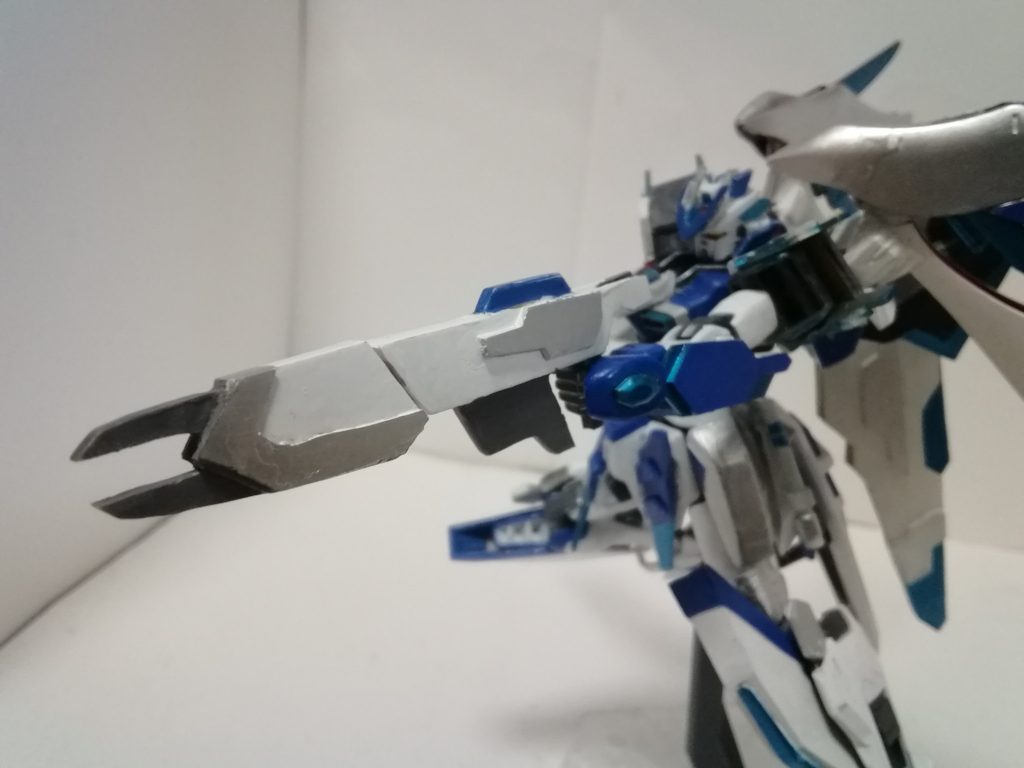 メイン武装 オブリビアライフルオブリビアビームマシンガンに収束バレルを取り付けたシエルストライク用ライフル通常時の威力はフリーダムのルプスビームライフルと同等だが、チャージすることによってアグニレベルのビームを放つことが可能になる なお一度撃つとバレルのオーバーヒートにより再度発射可能になるまで時間がかかる