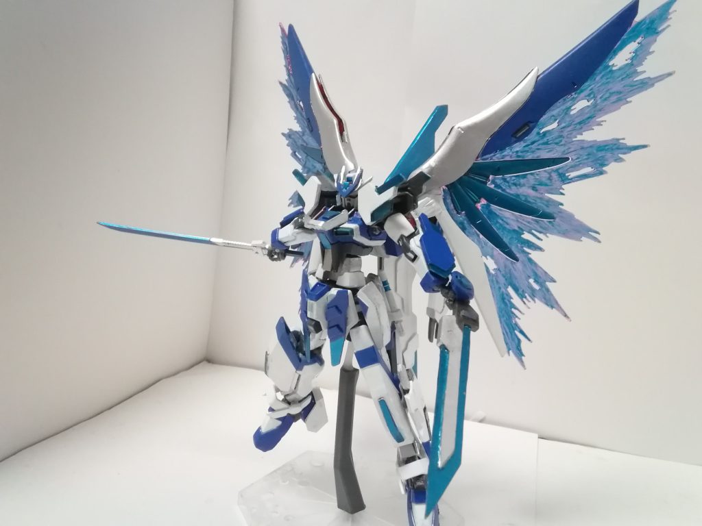 シエルストライク・ノヴァ 最大出力状態ですウイングを完全に展開し、バックパック中央ブロックが展開します最大出力状態では機動性、運動性の向上に加えて、ウイングから放たれる膨大なエネルギーにより瞬間的な高速移動が可能になるが機体やパイロットなどへの負荷が大きく最大出力状態は短時間のみ使用することができる