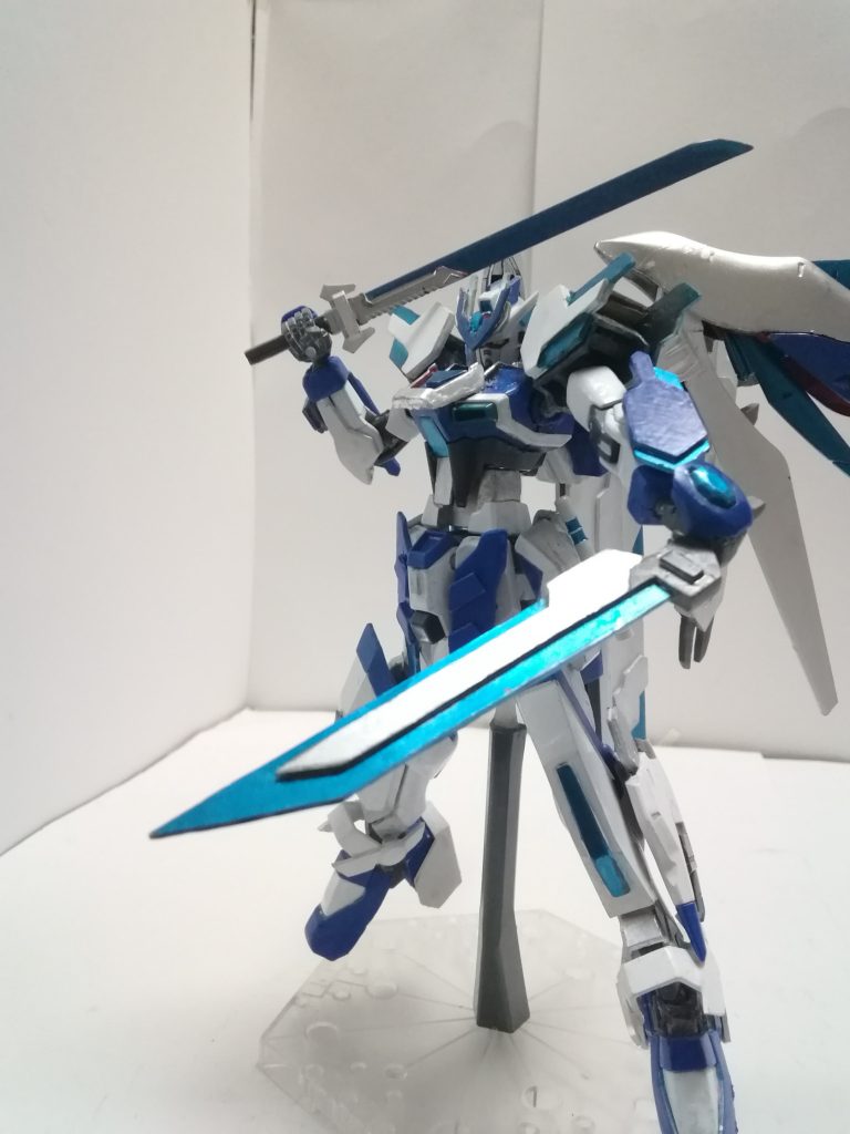 シュナイタルビームソード(右)と試作二型ビーム対艦刀(左)シエルストライク用試作武装の一つ形状や名称は違うがこれは制作された場所が違うためであるが基本構造自体は同じで運用時は2本セットでの運用が多い特殊素材を使い作られた実体剣からビーム刃を発生させ、ビームと物理の両立を目指して作られたビームの出力を一定以上上げることができないのが弱点