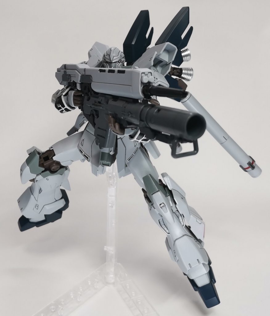 ライフルにバズーカドッキングさせてポージングライフルとバズーカドッキングさせるとかなり重くなって垂れてしまうので両手でなんとか