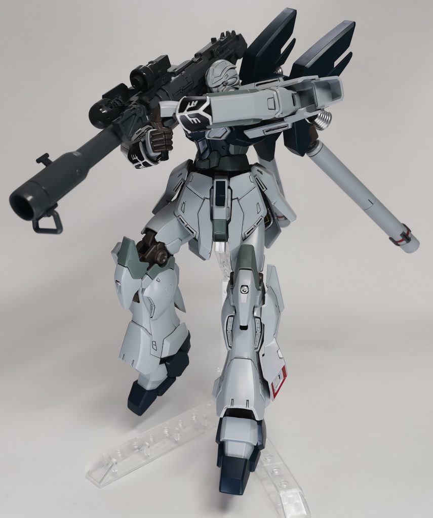 バズーカで射撃のポージングバズーカはヤスリ跡が目立ったので筆で全塗装してます。バズーカは最後に塗ってるのでここの辺りから塗りムラが少なくなっていったので今度の作品は塗るとこ全部が塗りムラ少ないようにしたいですね