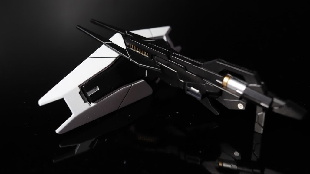 シールドとライフル武器類はブラックとシロに使ってます。アーマーとかの白よりもかなり深みのある白で差別化武器はこの位黒が良いですね~それとアニメを見るとライフルとシールドが合体状態の時は充電されるギミックがあったので、そこは少しリアリティを出す為にゴールドを入れてます!かなり良い感じに纏まりました