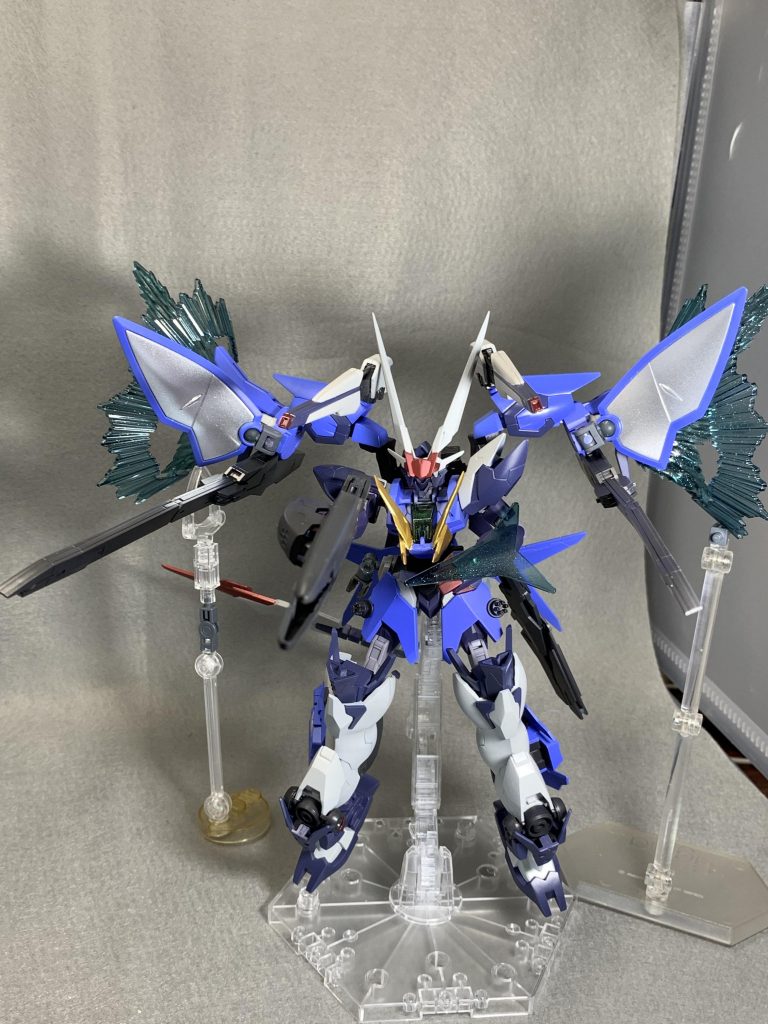 ベース機の機能は基本的にすべて踏襲しつつ、さらにダブルオースカイのコンセプトである、モチーフ機に囚われない発想を学び、他のガンダムからハイマットフルバーストやテイルブレード、ダークネスフィンガーなどの武装を貪欲に取り込んでいるという、欲張り設定です。
