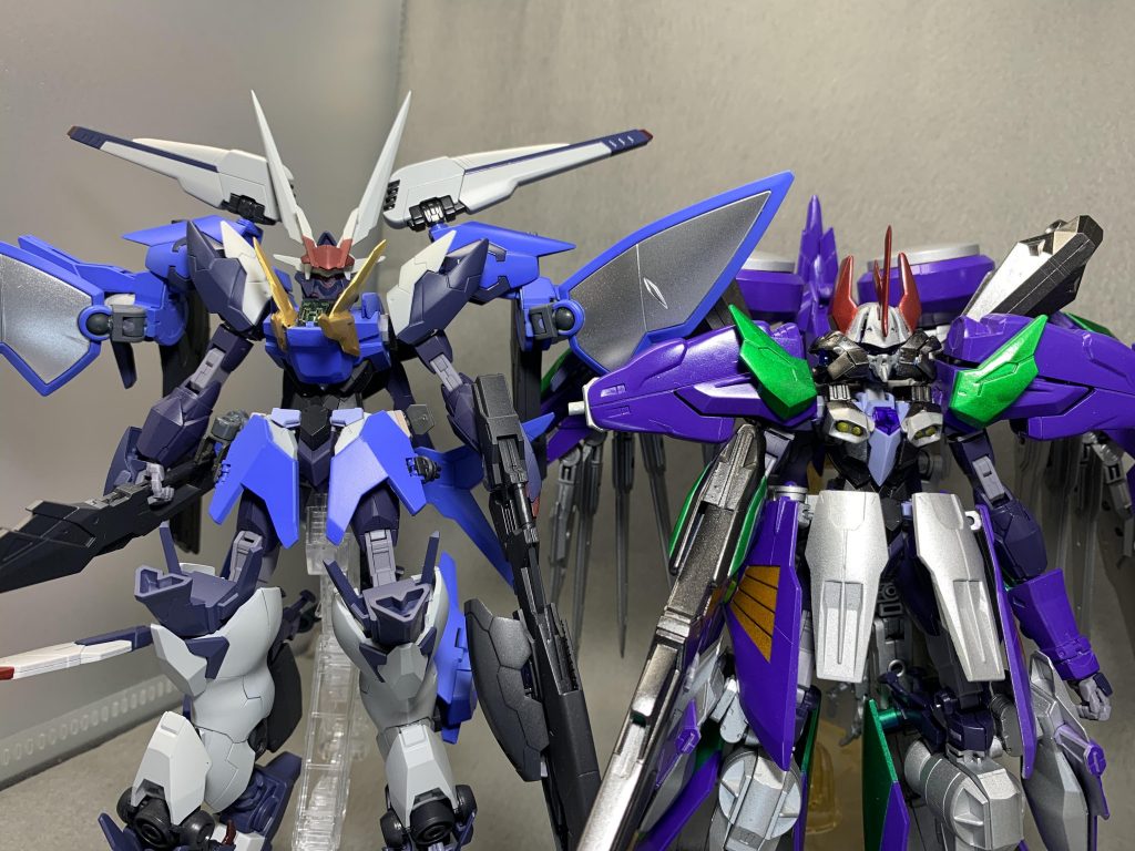 僚機であるエルドラコアガンダムのカスタム機と一緒に。実は本作は二回目コンペで投稿した作品になり、一作目は画面右側の機体を投稿させていただいておりました。こちらの機体には結構いろいろなギミックを盛り込んでおりましたので、近日投稿させていただきたいと思います。(Twitterで投稿済みの作品になりますので、万に一つ興味がありましたら、「#完璧なあなたコンペ」で他の素晴らしい作品のおまけ程度で見ていただければ幸いです)