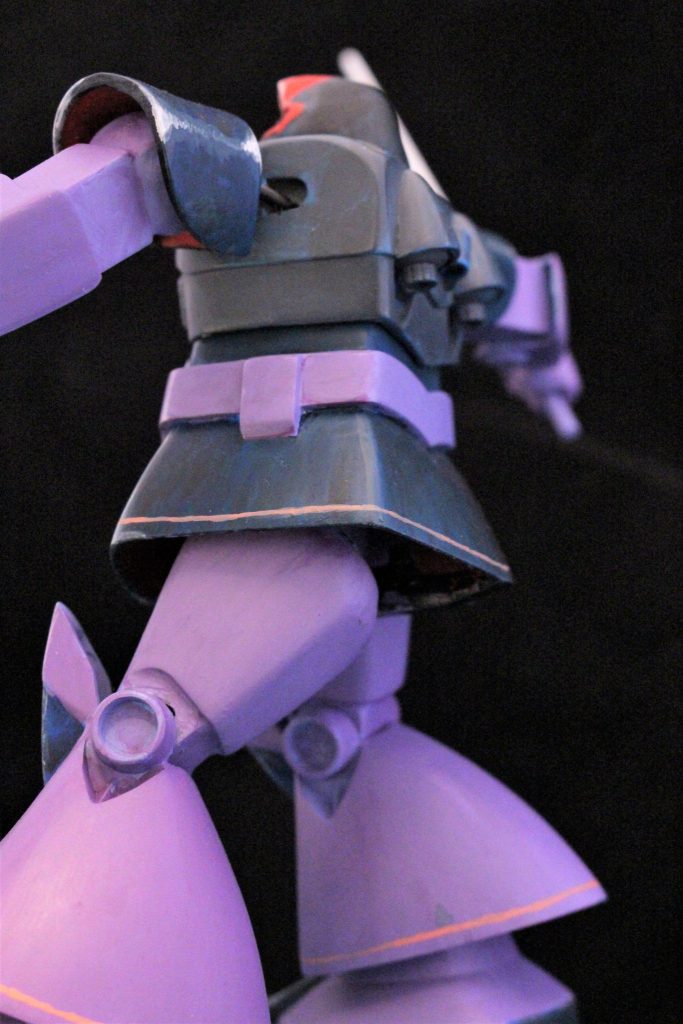 関節は針金でつないでますが、後ろから見ると無理があるのが良く分かります。