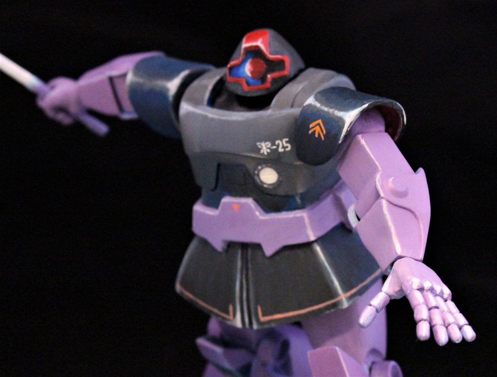 作っては中断、を繰り返して結局完成まで9ヶ月かかりました。キットは旧キット1/144リックドム、塗装はファレホ筆塗りです。