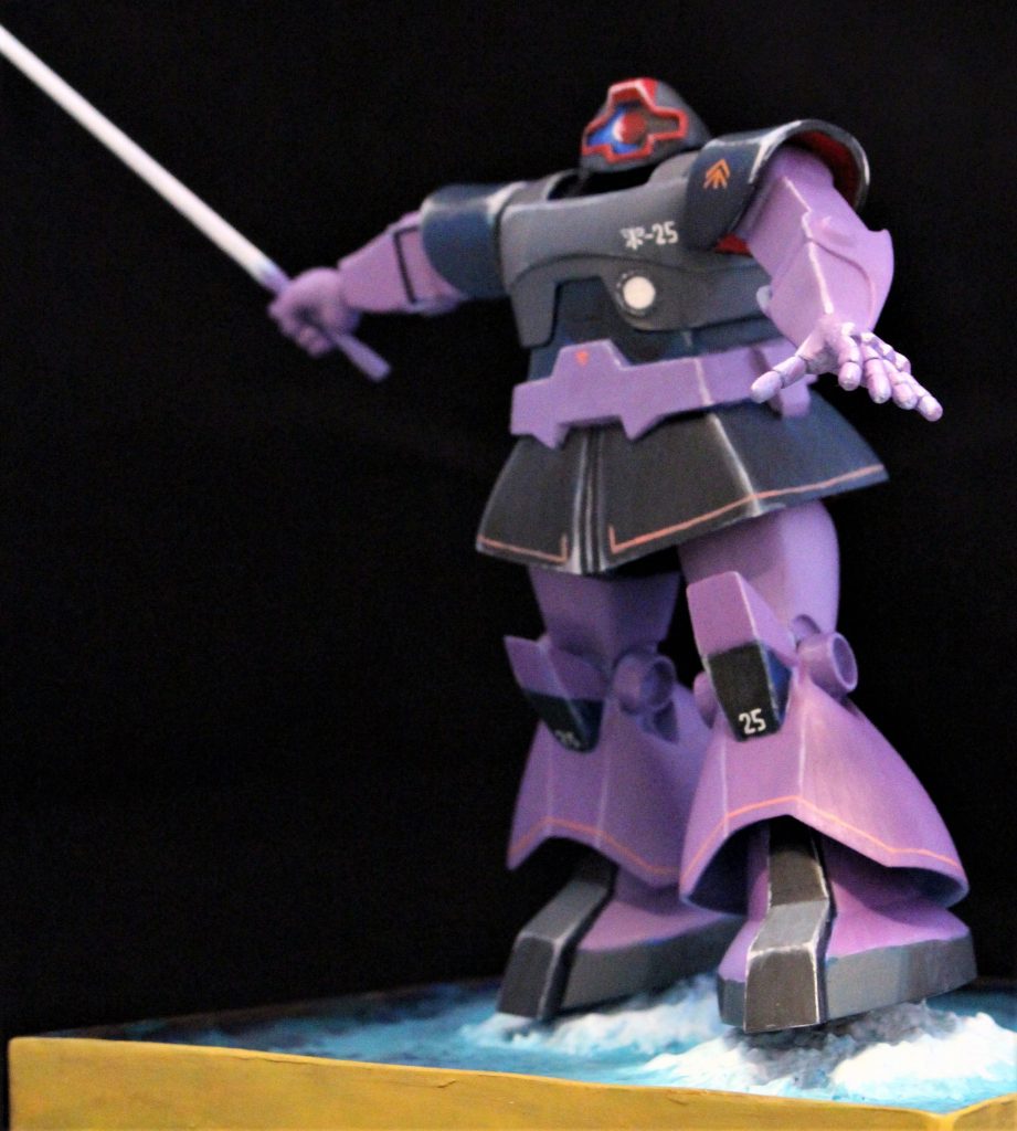 大河原邦男氏の原画のポーズに近づけたかったのですが、2次元イラストをプラモで再現するのはかなり無理があると気づきました。