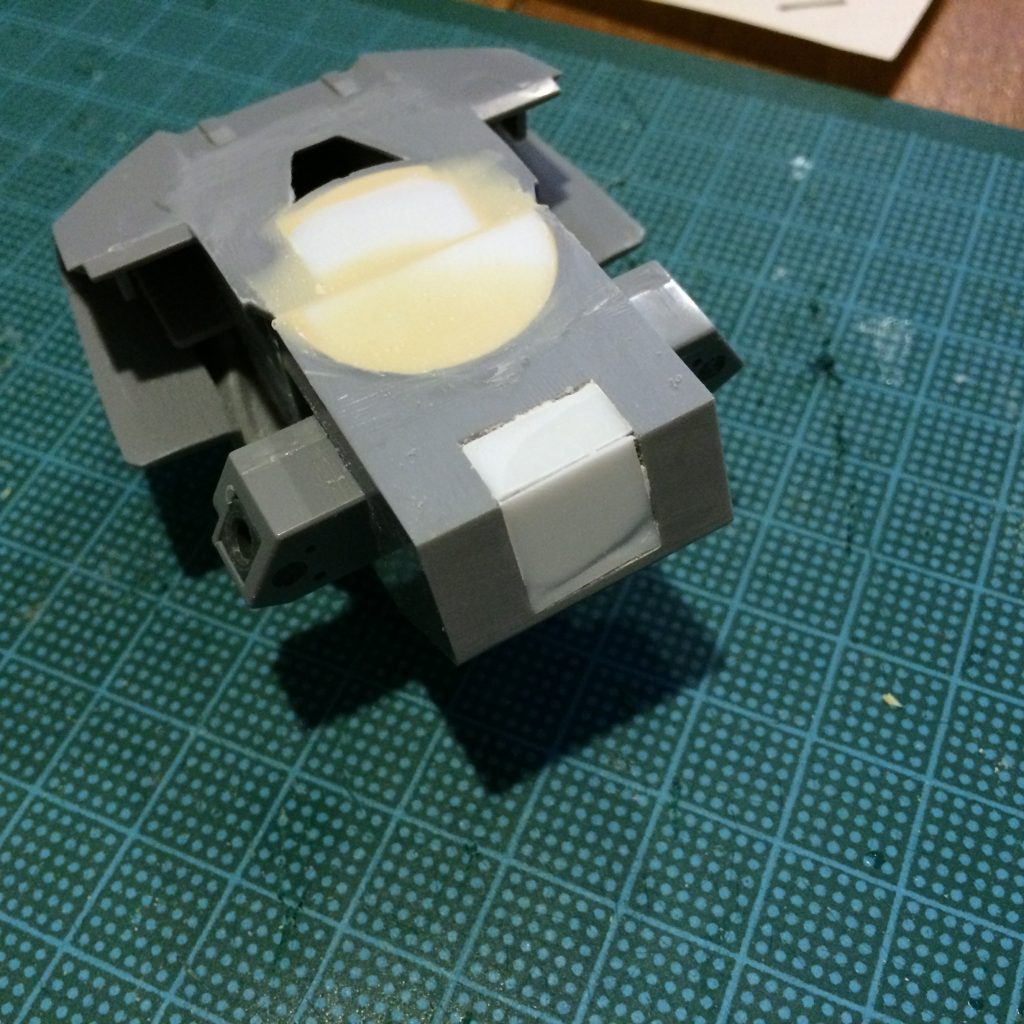 上半身のブロックを後ろから.頭部が入る穴と弾薬庫のスペースはプラバンとパテで埋めました.