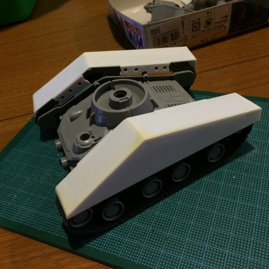 ガンタンクの履帯は何故か変な山形をしているので,こんな感じに.