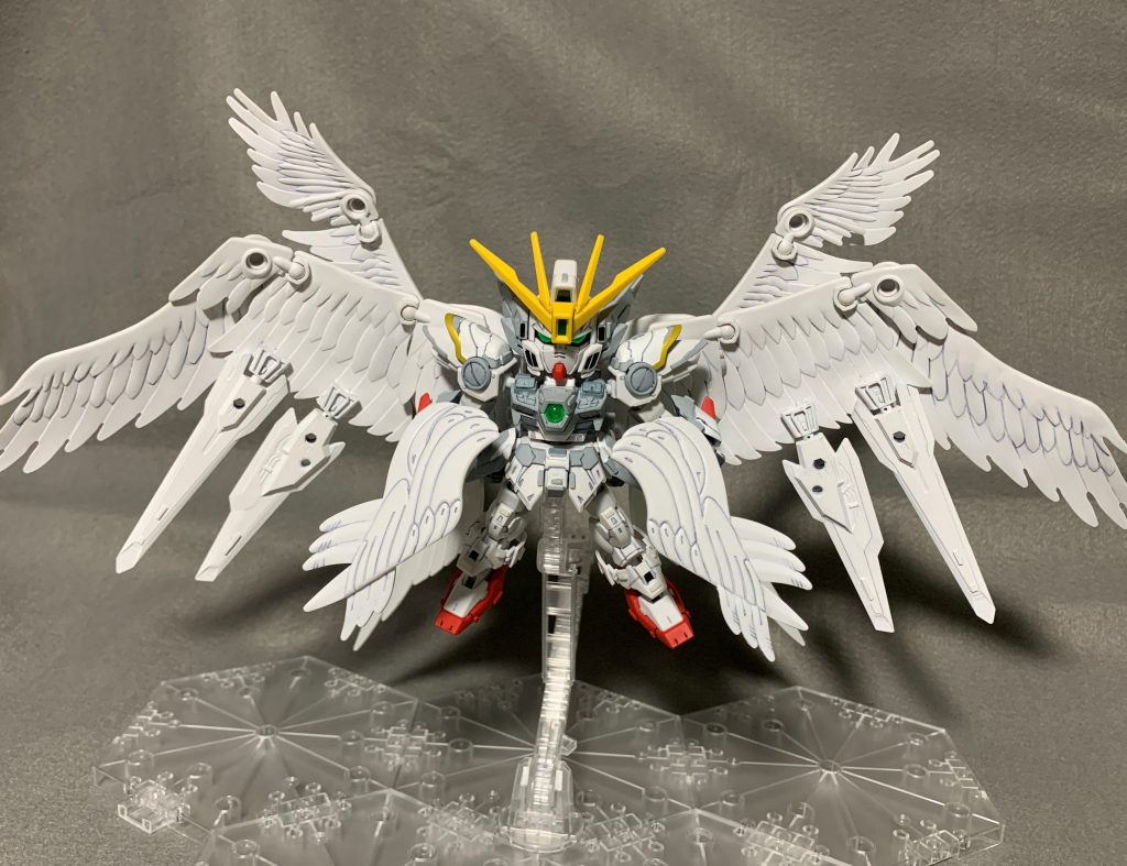 追加写真1デカすぎる、重すぎる腰の翼を小型化。BB戦士ウイングガンダムゼロカスタムの翼に交換してポーズ付けもしやすくしました。背中にも翼を2枚追加しましたが撮影角度で全く見えません。