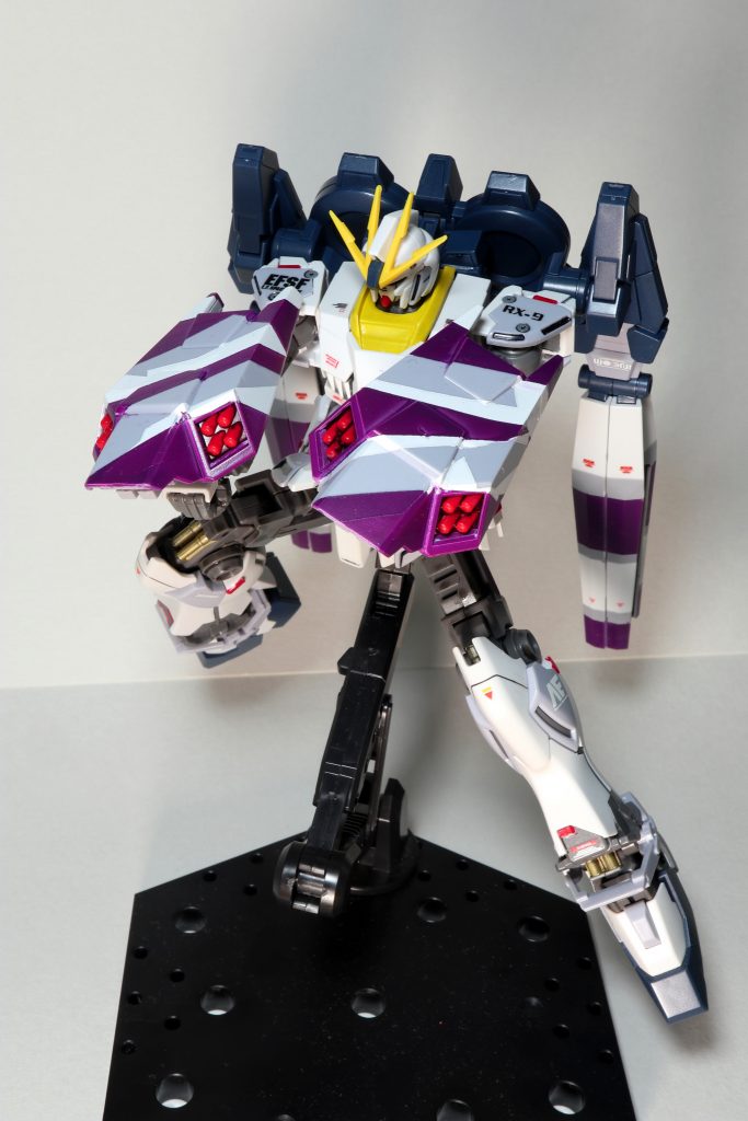 4連装小型ミサイルコロニー内での戦闘を想定した装備とのことですが、流石に斉射したら終わりのミサイルというのは心許ないですね。マシンガンなりライフルなり持たせてあげれば良いのになぁ。