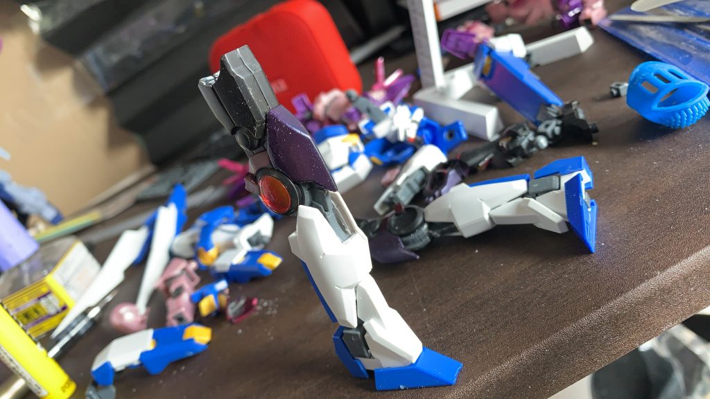 AGE2の足とエクシア系統の足には互換性がないので、後はめ加工にすることで可動域を残しつつ接続できるようにしました。