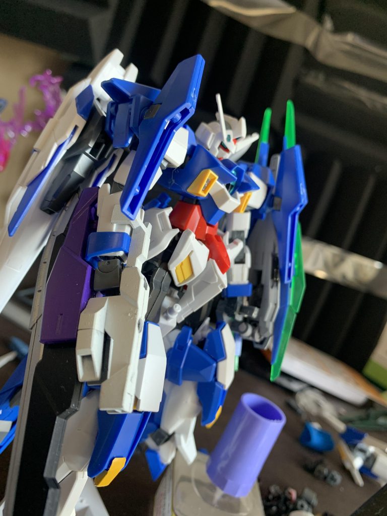 足に対して背中がさみしかったのでオーライザーの翼をつけてみました。重心の関係で自立は不可能になってしまいましたが、もともと宇宙戦が基本の機体なのでアクションベースありきでのディスプレイに割り切ってトータルバランスを優先しました。