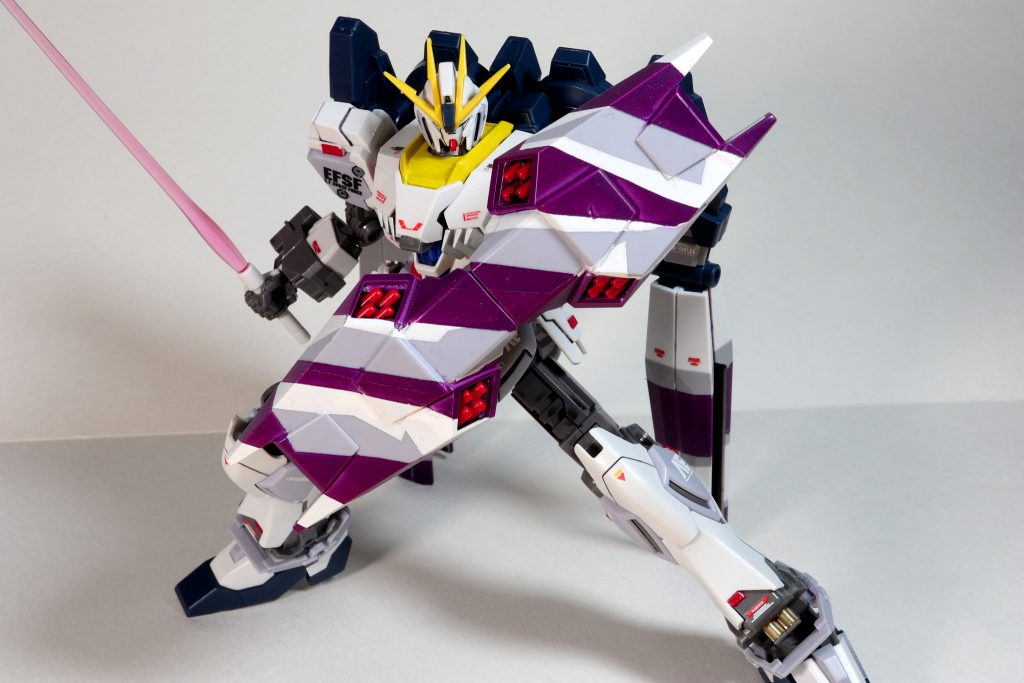 シールド連結&ビームサーベル劇中では使用していませんでしたが、シールドを連結して大型にすることが可能。この状態だとミサイルが撃てなくなるの、お茶目ですね。