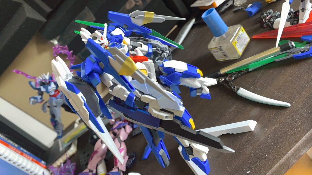 バインダー部分が空いているのもおかしかったので、ソードビットを移設して改造は完成としました。結果的に”肩にソードビット”、”脚部の追加バーニア”といったAGE2-マグナムSVと似たような改造になってしまったのでやはり公式のデザイナーの方はすごいなとしみじみ思いましたｗ今回はこれで以上になります。閲覧ありがとうございました。またどこかで会いましょう！