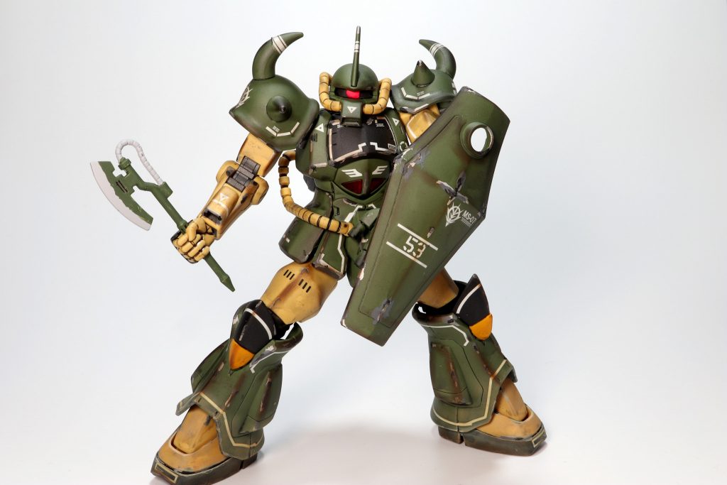 今回はウェザリングのテーマとして、「一年戦争末期、地球に取り残され補給も受けられず戦い続けるジオン兵」をイメージして作成しました。こちらは赤熱化出来なくなったヒートホークで頑張って戦っているシーンです