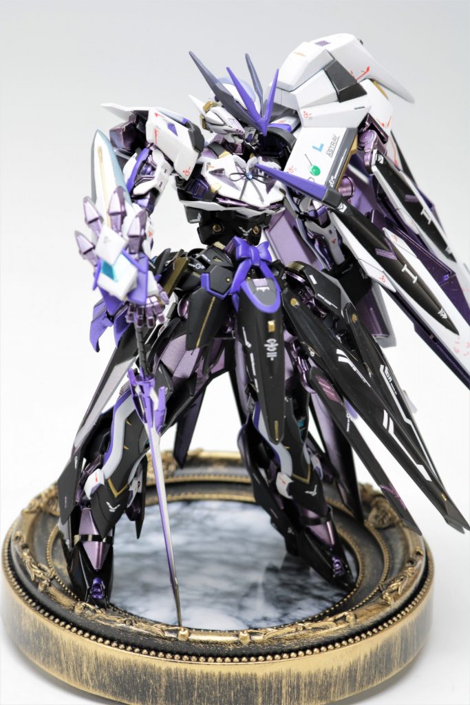 メインのロードアストレイは大きく変更せずシャープ化などがメインで、オプションでリベイクのライフルを×2、ノーネームライフルを×2を利用してスカートをマントの装備を作りました。 モチーフとしてゴシック系のドレス?をイメージして上下に白と黒で塗り分け、メイド服にありそうな胸のリボンとスカートの前にモビルドールサラの背中のリボンを少し改良してドレス風にしました。