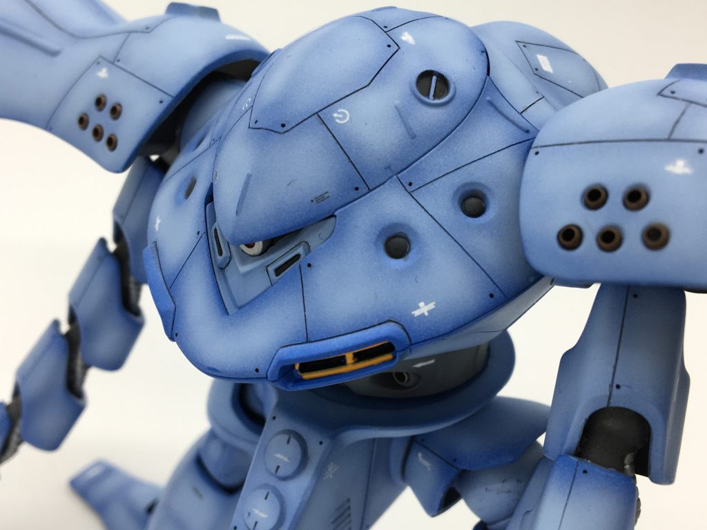 肩部分は穴あけ後、メタルビーズ(2ミリ)ブロンズ色を取り付けています。標準モノアイとシルバー塗装パイブを組み合わせて、拡張した穴に取り付けました。