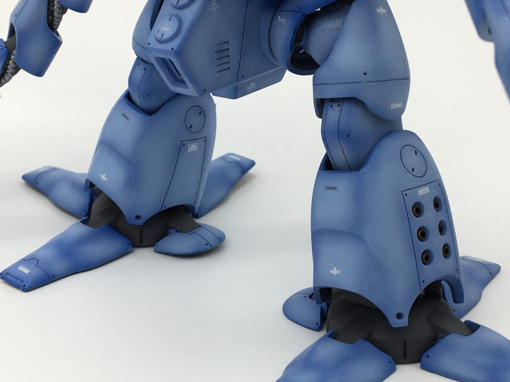 脚部分も肩と同様のメタルビーズ取付です。