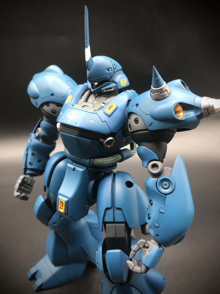 写真ではわかりにくい、というか光が反射してる・・・今回は胴体、肩、足にスジボリを追加+気持ち程度にメタルパーツを使っています。スジボリ難しい・・・遠目で見ればまずまずいけるか・・・?近くで見るとがたがたですが(笑)そして、モノアイはいつものスワロフスキー!