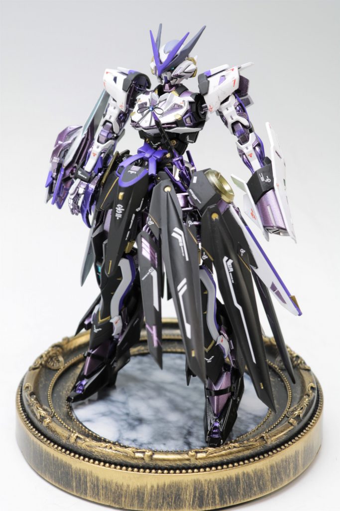 マントを外したノーマルモードです。左手はノーネームのガントレットセイバーを取り付けてその他ノーネームのパーツも随所に使っています。