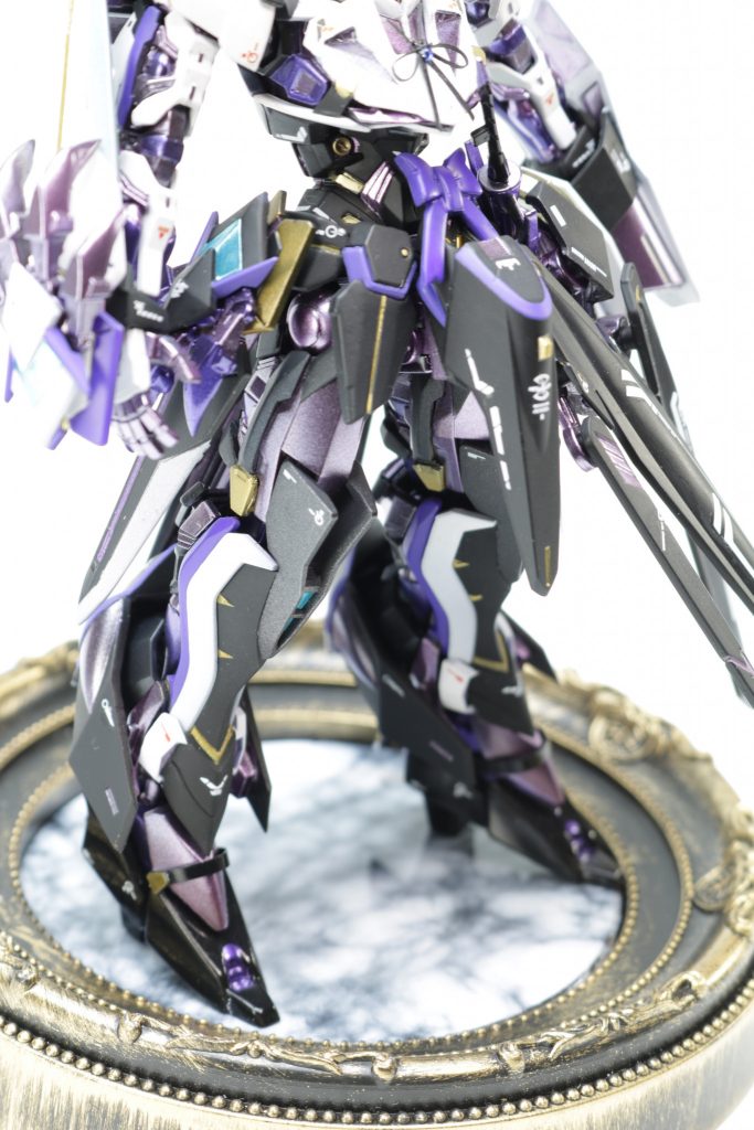 足はハイヒールに変更して、実際のハイヒールぽいディテールも追加しました。腿の部分もガーターベルト的なイメージで留め具ぽいディテールも入れました。腰部のクローは磁石で取り外し可能で、別形態でカタールとして利用します。