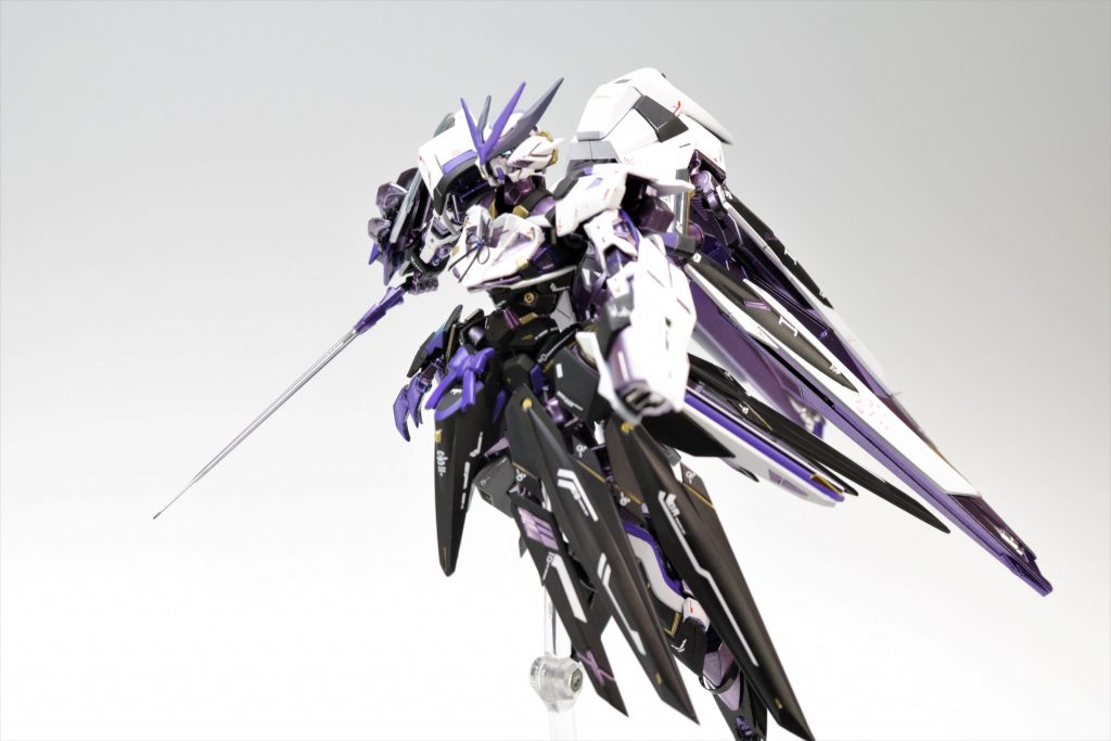 マントのユニットを背面に回した高速戦闘形態です。