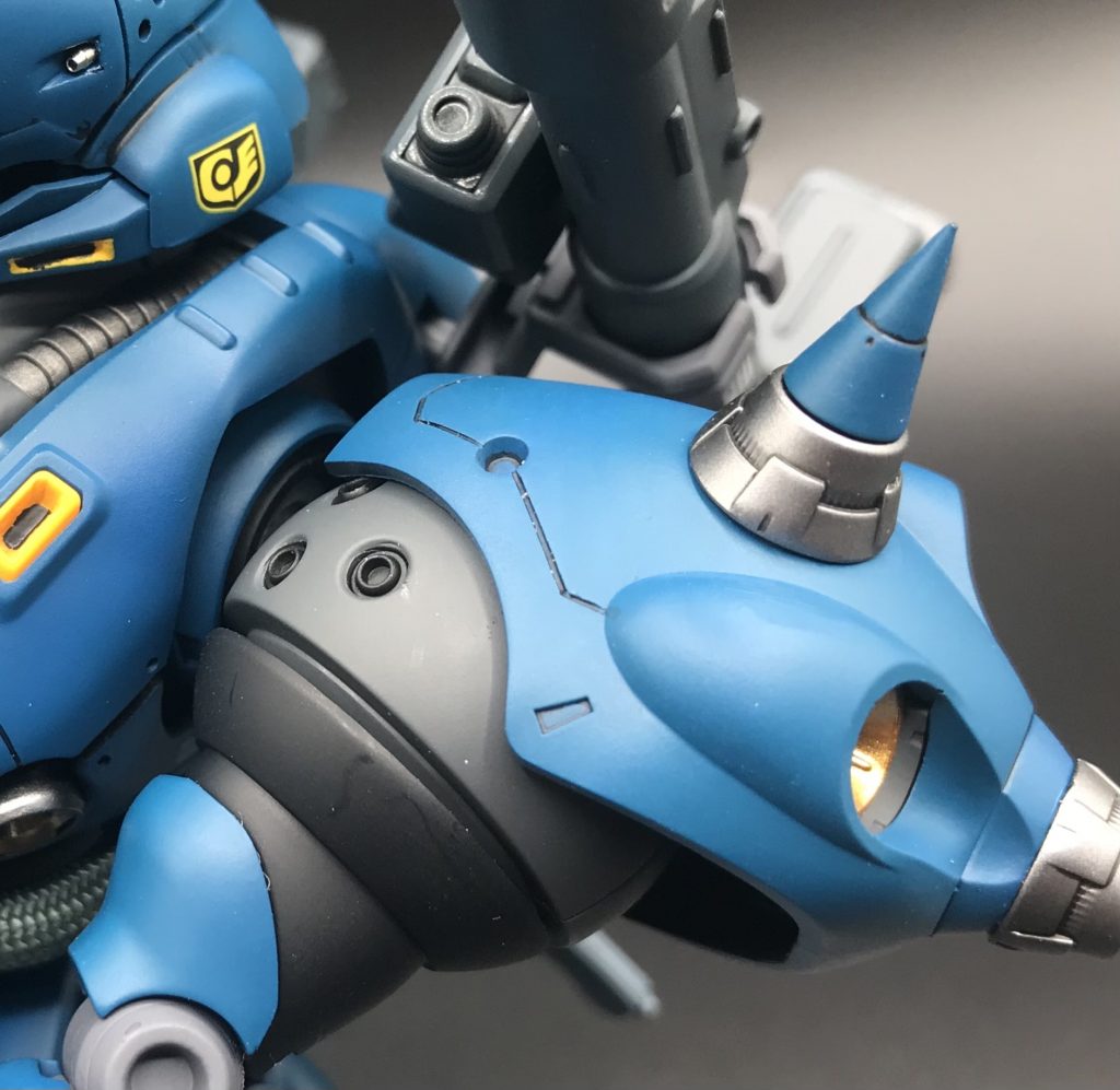 スパイクは削り落としてMSスパイクに置き換え、肩と腕の丸モールドはピンバイスで開口してOボルトを埋め込んでいます。