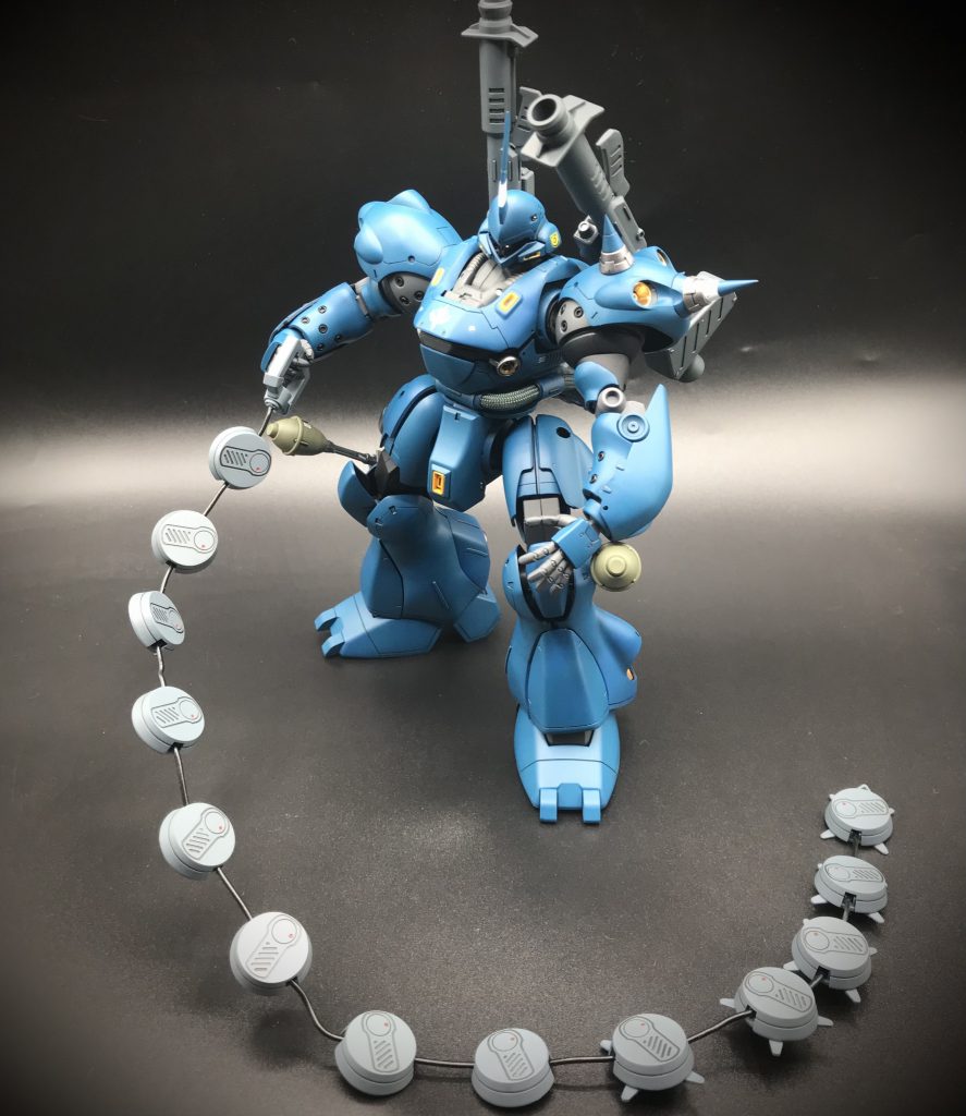 なんかボケてる・・・(*´Д`)最後に塗装レシピ【下地】関節:メカサフヘビィ(G)その他:サーフェイサーEVOブラック(G)【塗装】青:インディブルー(C)70%+スカイブルー(C)10%+黄橙色(C)20%関節等グレー部:ニュートラルグレーⅣ(G)60%+インナーブラック(G)40%+ガンメタル(G)少量内部フレーム:アルティメットブラック(G)50%+ミッドナイトブルー(G)50%バーニア外:フレームメタリック2(G)60%+フレームメタリック1(G)40%バーニア内:パールカッパー(G)40%+スターブライトゴールド(G)60%チェーンマイン、ショットガン:ブルーグレー(G)70%+ニュートラルグレーⅣ(G)30%ショットガンブラウン部:パールカッパー(G)50%+フレームメタリック1(G)50%バズーカ等:ミッドナイトブルー(G)70%+ニュートラルグレーⅣ(G)30%シュツルムファウスト頭:ダークグリーン(G)70%+ライトブラウン(G)30%