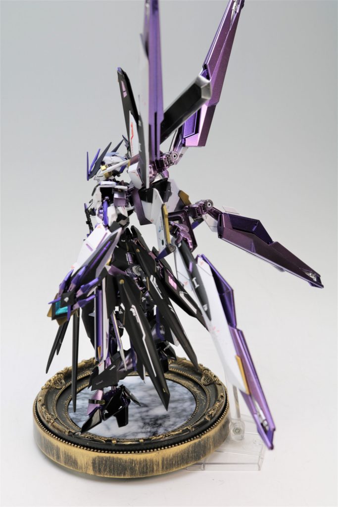 実際このモードのことはサフを吹いて仮組するまでは考えていませんでした。しかしマントの状態ではどうにも自立せずバランスも悪かったのでどうにかならないか考えていたところXコネクターのモードを思い出してやってみたら出来ました。まぁ結局上手には立ちませんでしたが