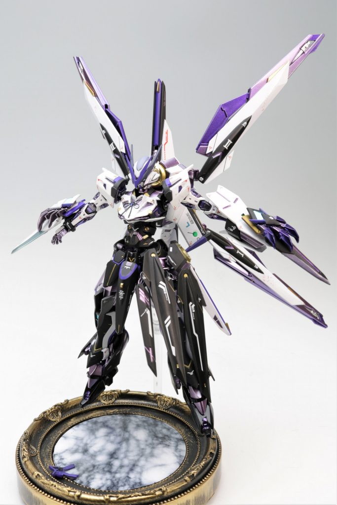 腰部のクローユニットを装備したカタールモードと、反転させるとクローモードになります。