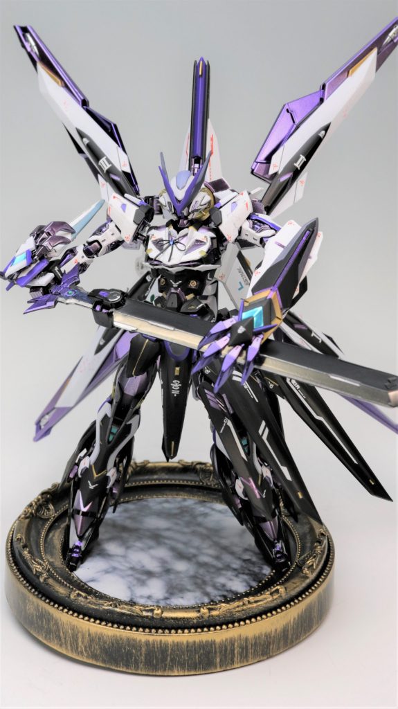 大剣は鞘になっていて抜刀もできるようにしてあります。必要な時にしか抜けないようなそんな設定