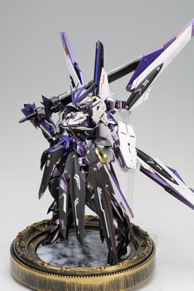 そして、最大の特徴がノーネームでも実装されていたナイトロシステム発動時状態です。バックパック中央に移動し、翼状に展開する「Xコネクト」となり、この形状からロードアストレイXの名前になりました。この辺はロードアストレイZのオマージュですね。この時はロードアストレイといえば大剣なイメージなので専用の大剣を使います。