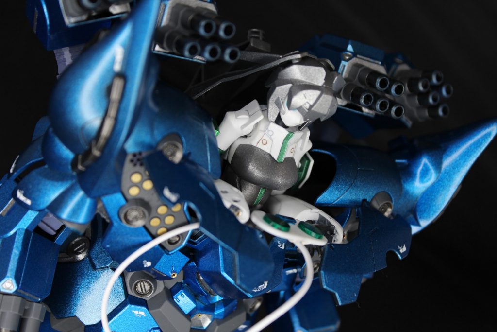 合わせ目消し、肉抜き埋め、部分的に金属パーツ水性ホビーカラーで黒サフhttps://nippper.com/2021/02/21580/→水性シルバー→水性クリアーブルー