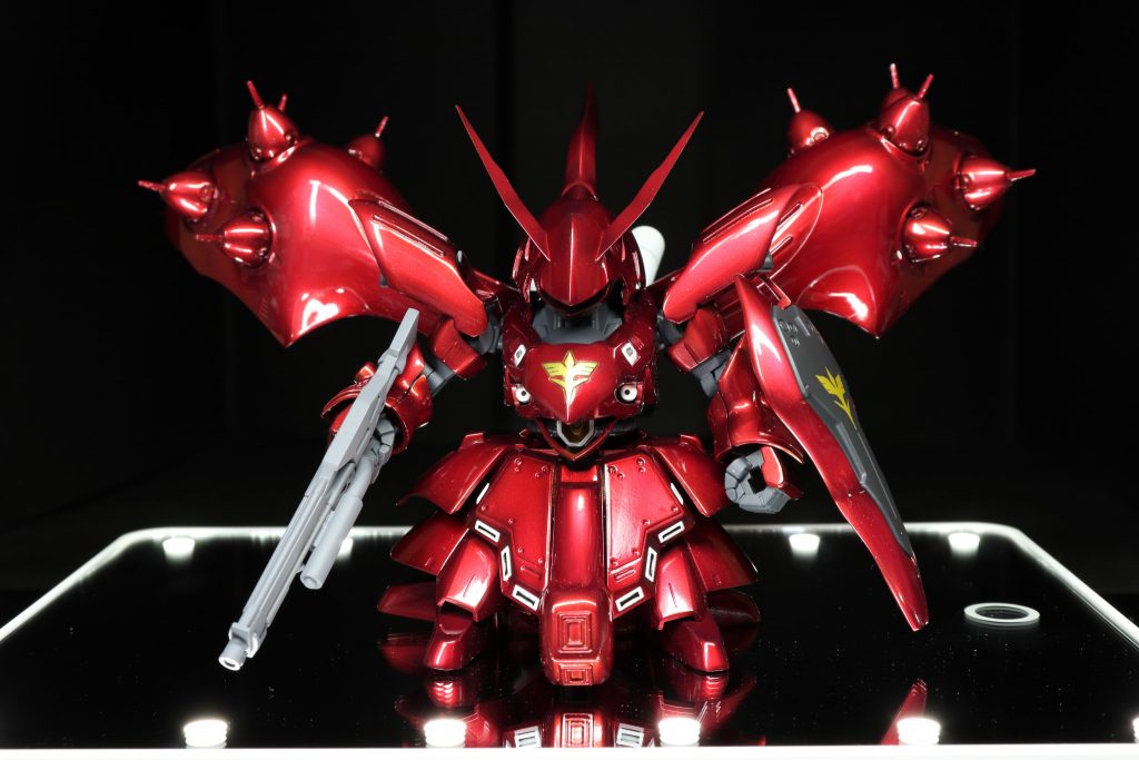 頭部を以前食玩で販売されていたマシンヘッドを参考にエッジのきいた形状に変更し、アンテナもかなりシャープ化しました。ファンネルはα・アジールのものと同型のイメージで外形を好みに加工しています。