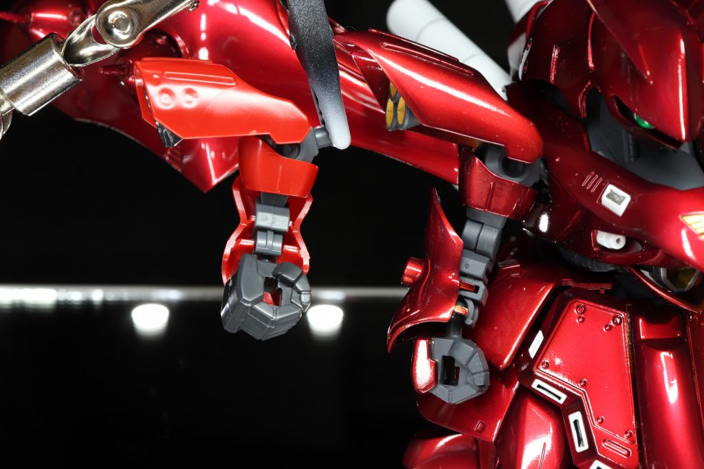 前腕はガワラ曲げ状態にしたかったので、肘から手首の間で90度ずらして接着しています。