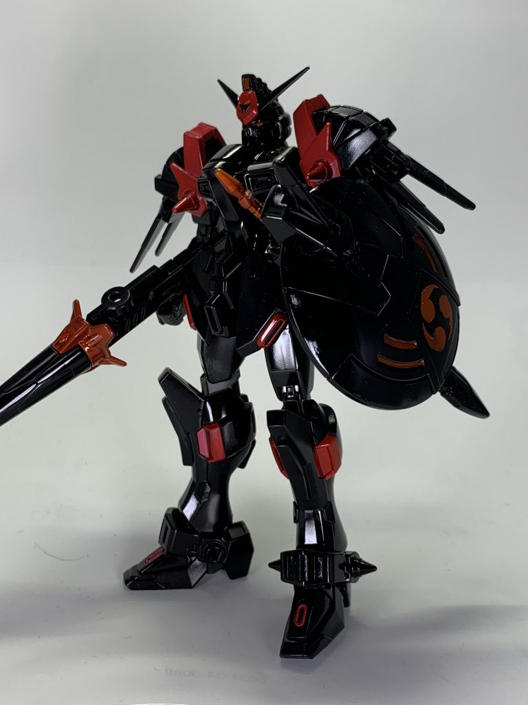 塗装の参考にしたのは、バッシュ・ザ・ブラックナイトの方です(ダッカスではない)。基本は黒のサーフェイサーをランナー塗装して、部分的にシルバー+クリアレッドで塗装。武装類はGXクリアオレンジで塗り、全体にたっぷりクリアーをコートしてつやつやにしました。