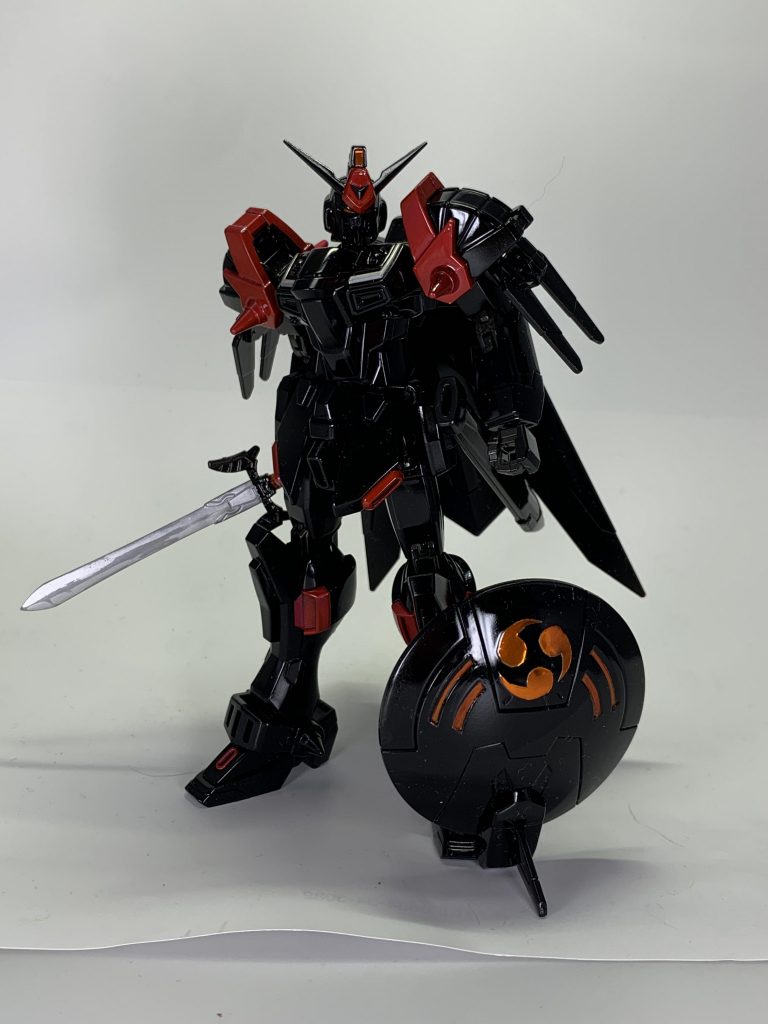 黒にクリアで艶アリにすると埃の付着が目立つことを学びました。写真では見えづらいですが、アンクルアーマーの開口部をプラ板で裏打ちしています。アーマーなのに、穴が空いてるのは違和感があったので。