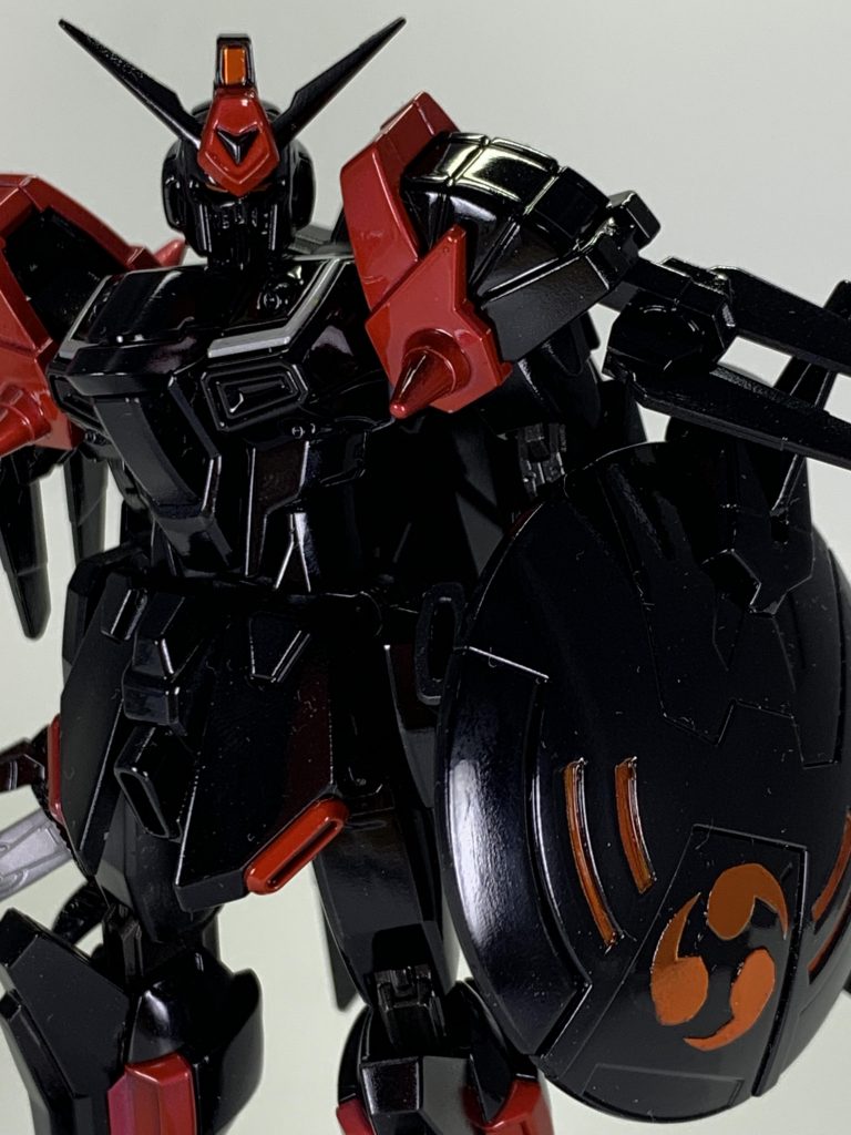 シールドの三巴のマークはアルミテープにクリアオレンジを塗って、切り抜きました。切り抜いたテープのあまりで頭部のセンサーや目もオレンジにしました。顔の縦のスリットが個人的にはいまいちなデザインなのですが、黒だと目立たなくてよくなった気がします。