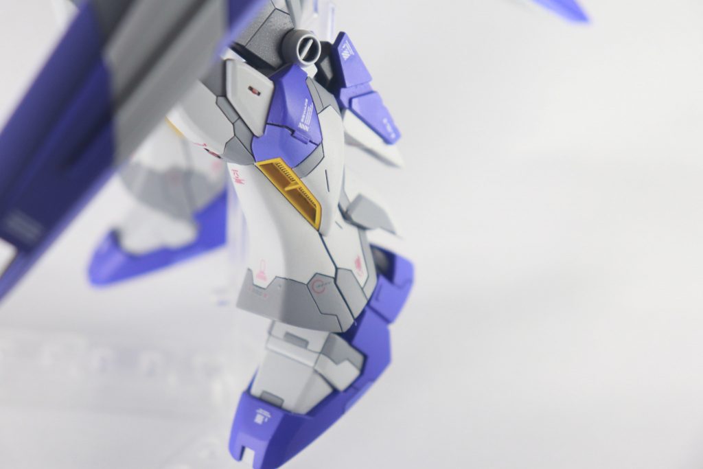 各部にスジ掘りを追加し、それに合わせて塗分けを行いました。