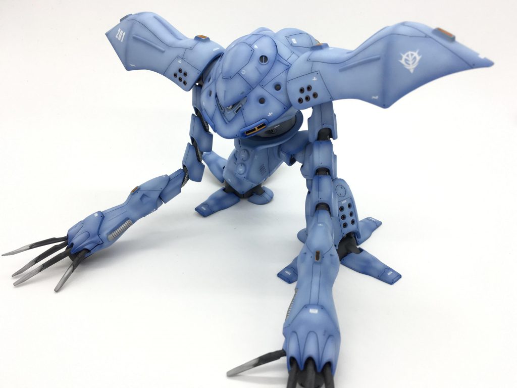 海洋迷彩にも見える様に、グラデーションの境目を残して塗装しています。