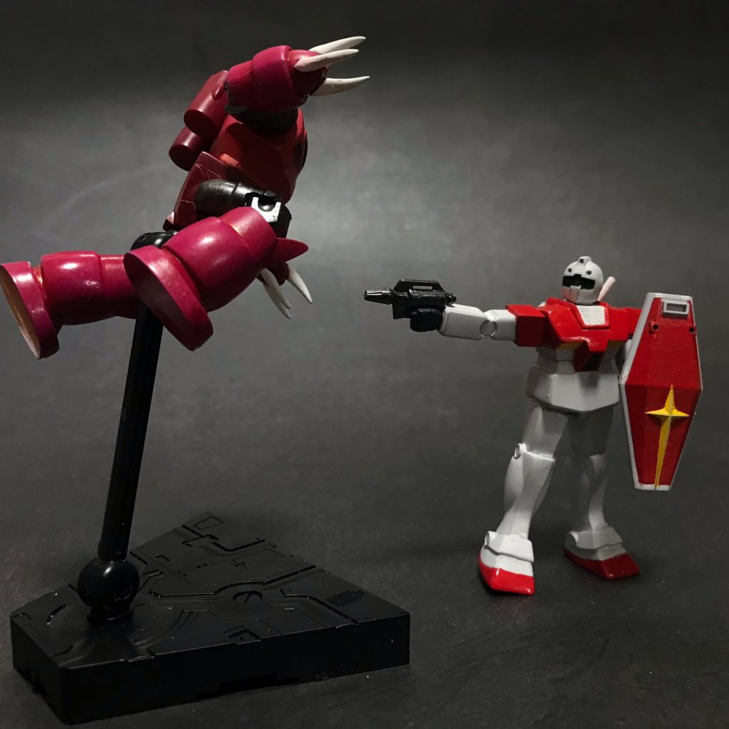逆のアングルから。ジムがいい感じにもっさりしてて良い味を出しています。キットにはもう一体、同スケールの量産型ザクも入っているのですが、今回は作っていません。