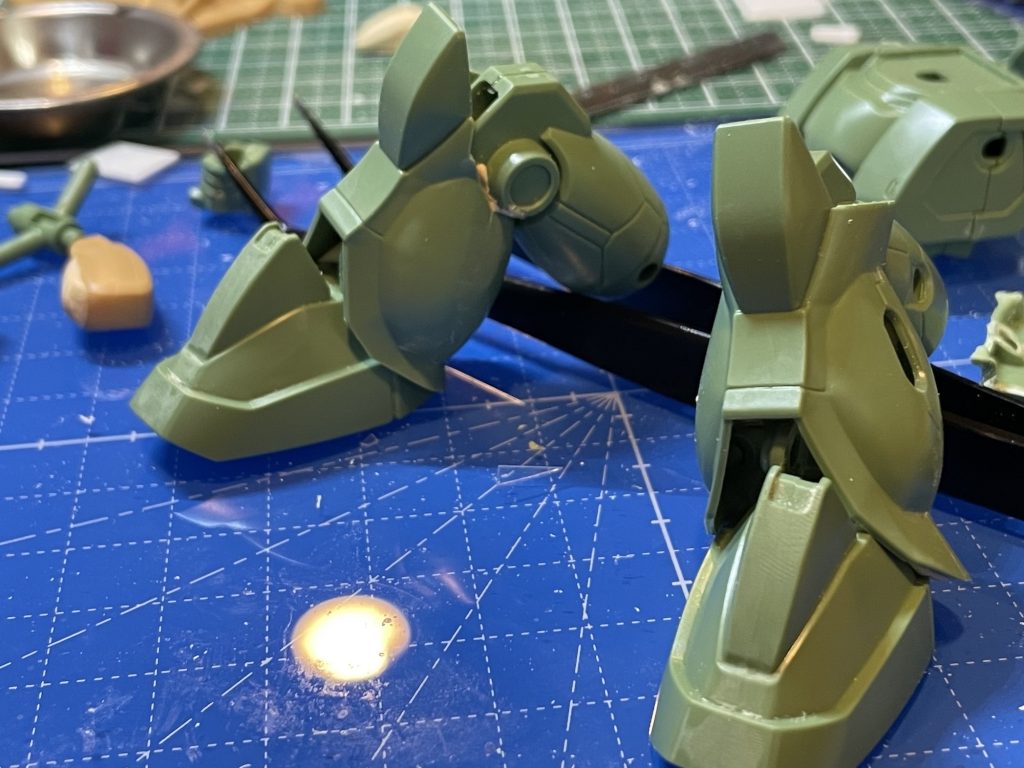 足の関節は全て切り飛ばし，特に膝関節はニッパーでどんどん切りました．エポパテで無理矢理接着．