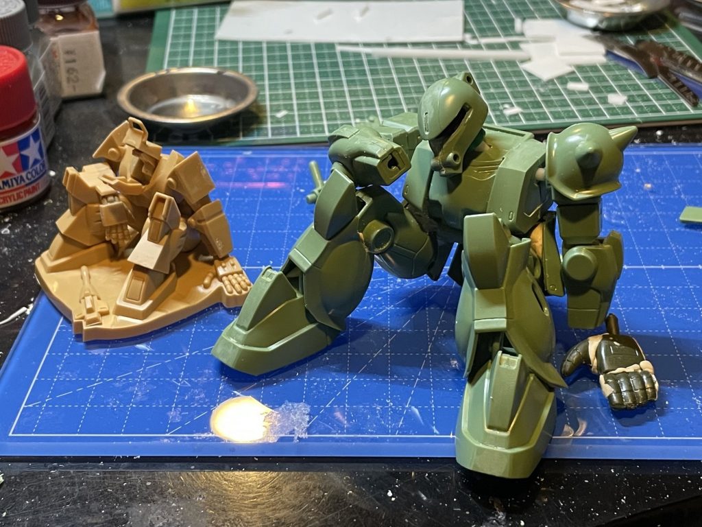 朽ちダグラムを参考に．前傾姿勢をさせるのが難しかったです．