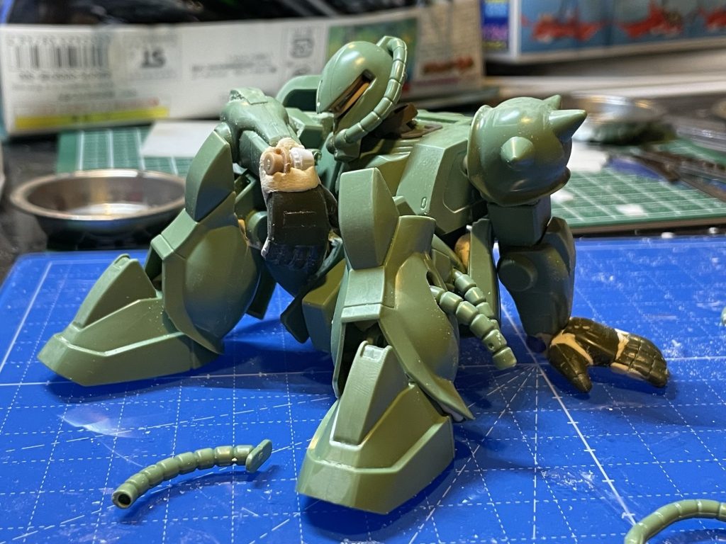 手はサイズが大きいのが欲しかったので，旧モデル1/100フルアーマーガンダムの余っている手を加工．つなぎ目には適当なパーツを接着．