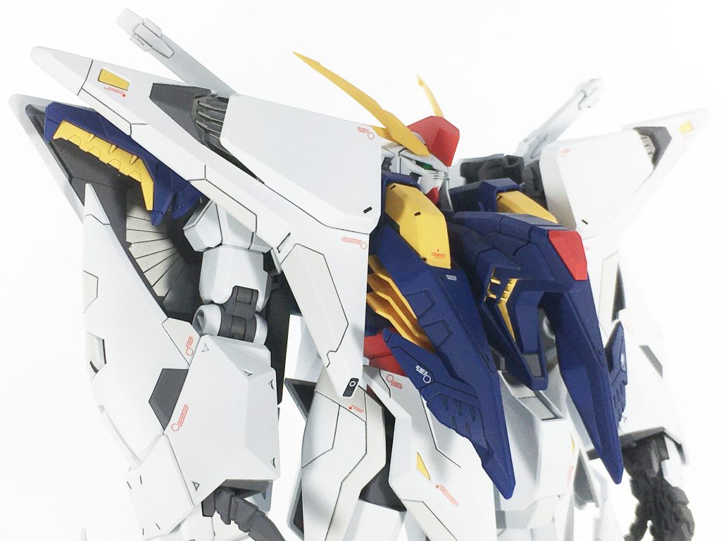 マスクはHG νガンダムより流用。適当にカットして取り付けただけですが...(;´∀`)