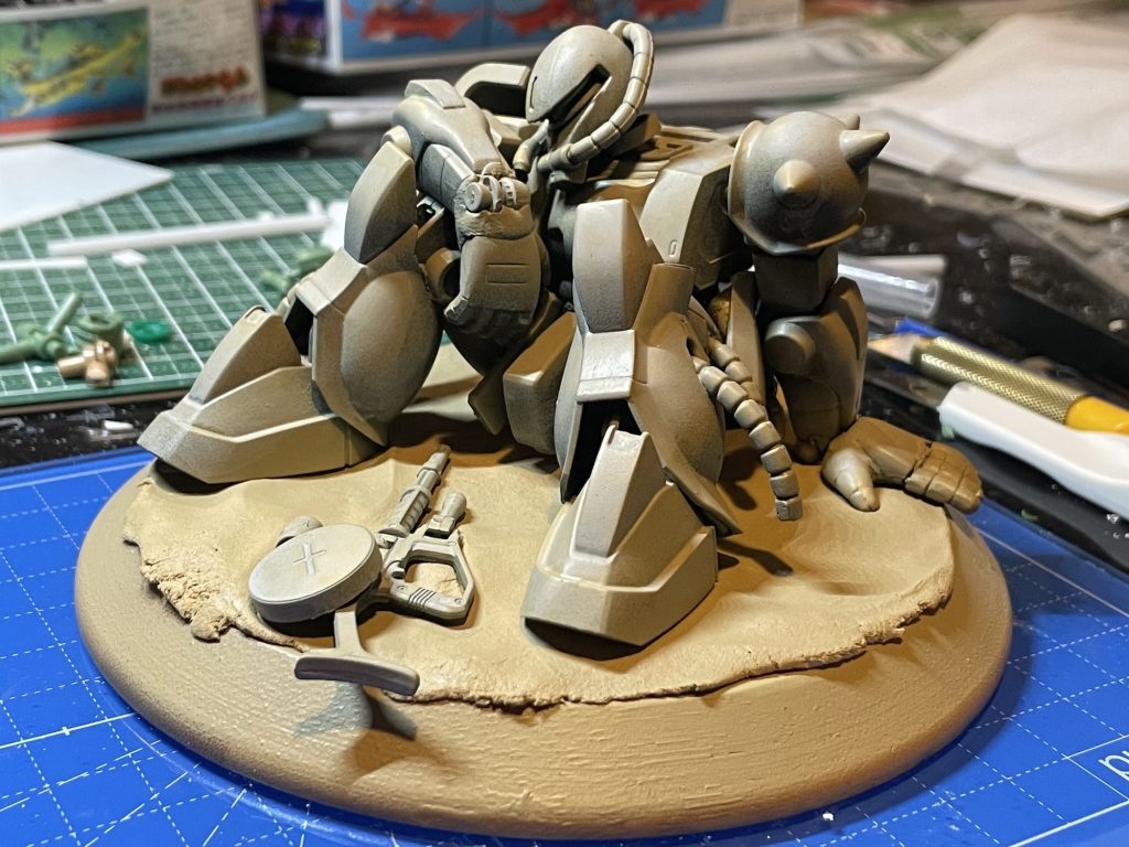 ベースは100均のお皿を裏返して紙粘土を盛って作成．タミヤカラースプレーのブラックを拭いた後にサンドイエローを適当に拭いて終了．