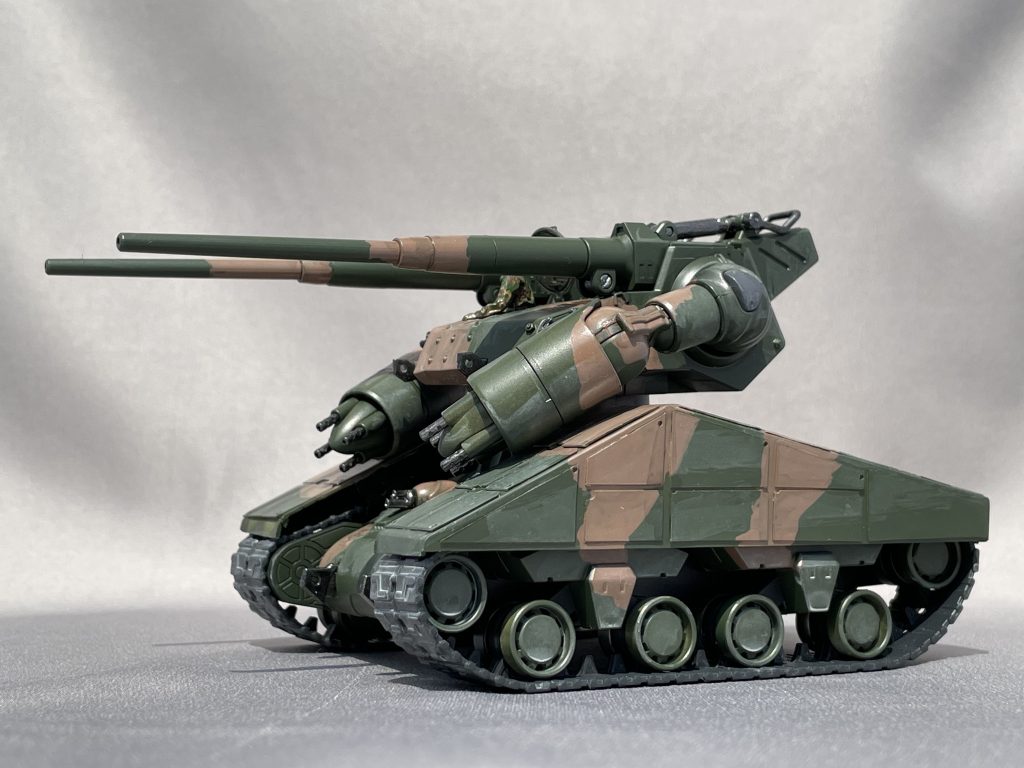 元々のガンタンク頭部と背中の弾薬庫?は取ってしまいました.履帯のカバーが無いのは戦車として変なのでプラバンで自作.