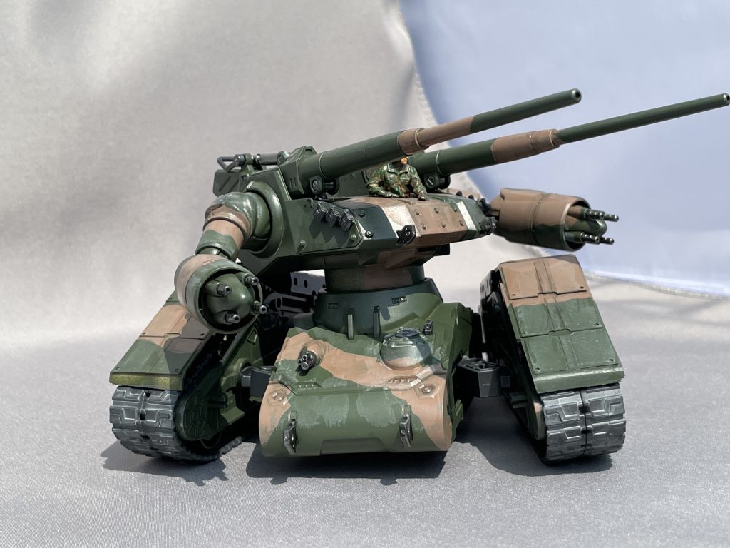 可動域はそのままなので,履帯をガバッと開いた形にもできます.「戦車長!ジオン星人のザクです!10時の方向!!」「よし迎撃!!」