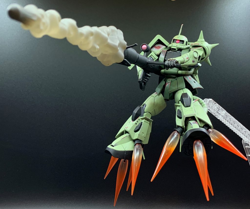 ROBOT魂のウリである可動範囲やエフェクトパーツのおかげで、動かす楽しみはかなり高いです。ただ、材質上塗料の密着は通常のガンプラより弱いと思うので動かす際に神経は使います。まあ今回は元々意図的に剥がしているので、ちょっとくらい追加で剥がれても全く問題ないですが(笑)